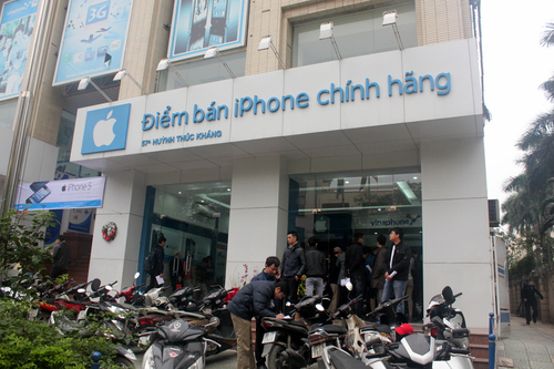 bat dau tu sang nay (21/12), iphone 5 chinh hang duoc hai nha mang vinaphone va viettel ban ra tai cac cua hang cua minh.