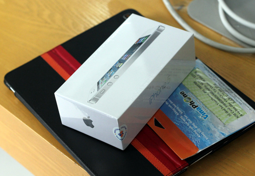 iphone 5 chinh hang voi hop dung mong hon hang xach tay tu singapore hay hong kong ve.