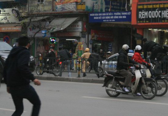 Tin 141: Bắt nhóm đối tượng mang dao đi trả thù