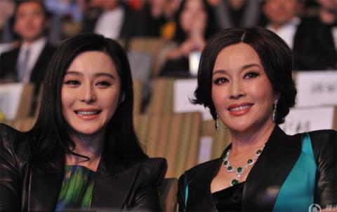 Hai nghệ sĩ nổi tiếng Trung Quốc rạng rỡ trước ống kính.