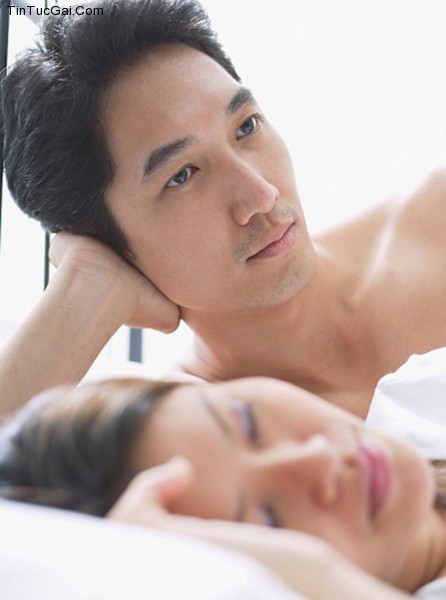Quay lén nhìn trộm 2 vợ chồng đang ân ái