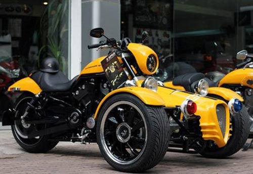  Xế độ Harley Davidson Trike bike độc nhất Việt Nam. Lần đầu tiên, bộ kit hai bánh trước của hãng độ xe Q-TEC (Bỉ) dành cho dòng mô tô phân khối lớn Harley Davidson đã được Saigonmoto nhập về Việt Nam.