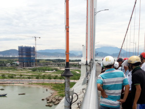 clip nong nam thanh nien tu tu nhay cau thuan phuoc da nang 3