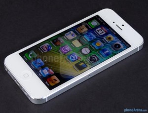 iphone 5 phat no co gai dang goi dien suyt bi mu mat 1