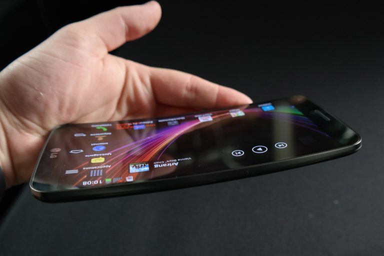 Chiếc Smartphone LG G Flex chịu lực đè hàng chục kg hình 1