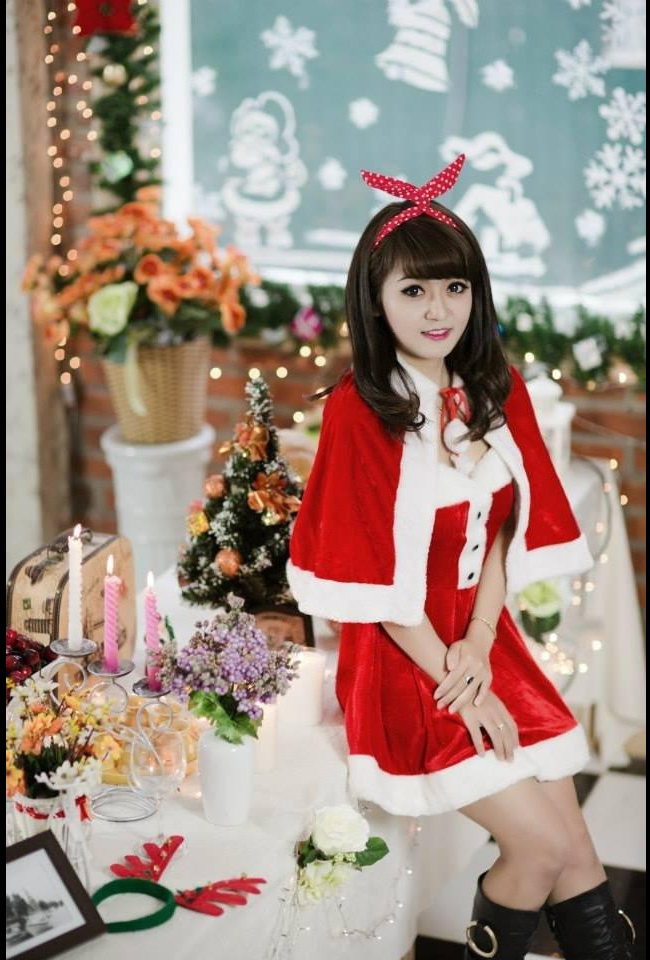 Cô giáo ở Hà Nội mặc đồ đỏ gợi cảm đón noel hình 1