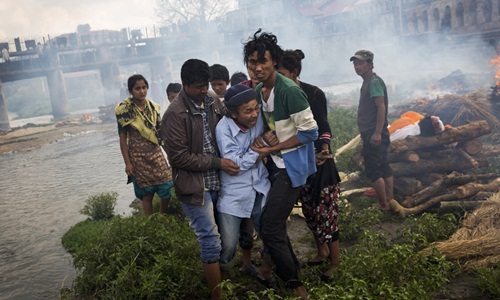 Theo dantri24/7 mới nhất vụ động đất Nepal con số người chết nên 3200 người